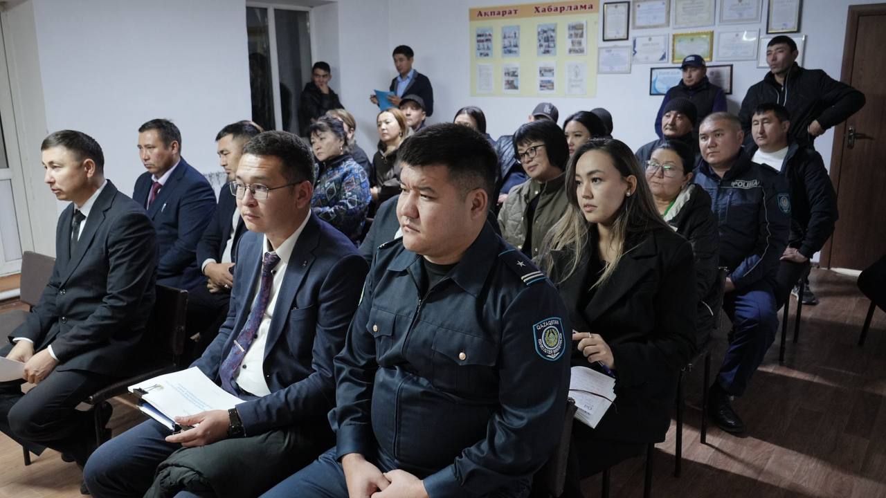 В селе Айнабулак состоялась отчетная встреча акима района с жителями.