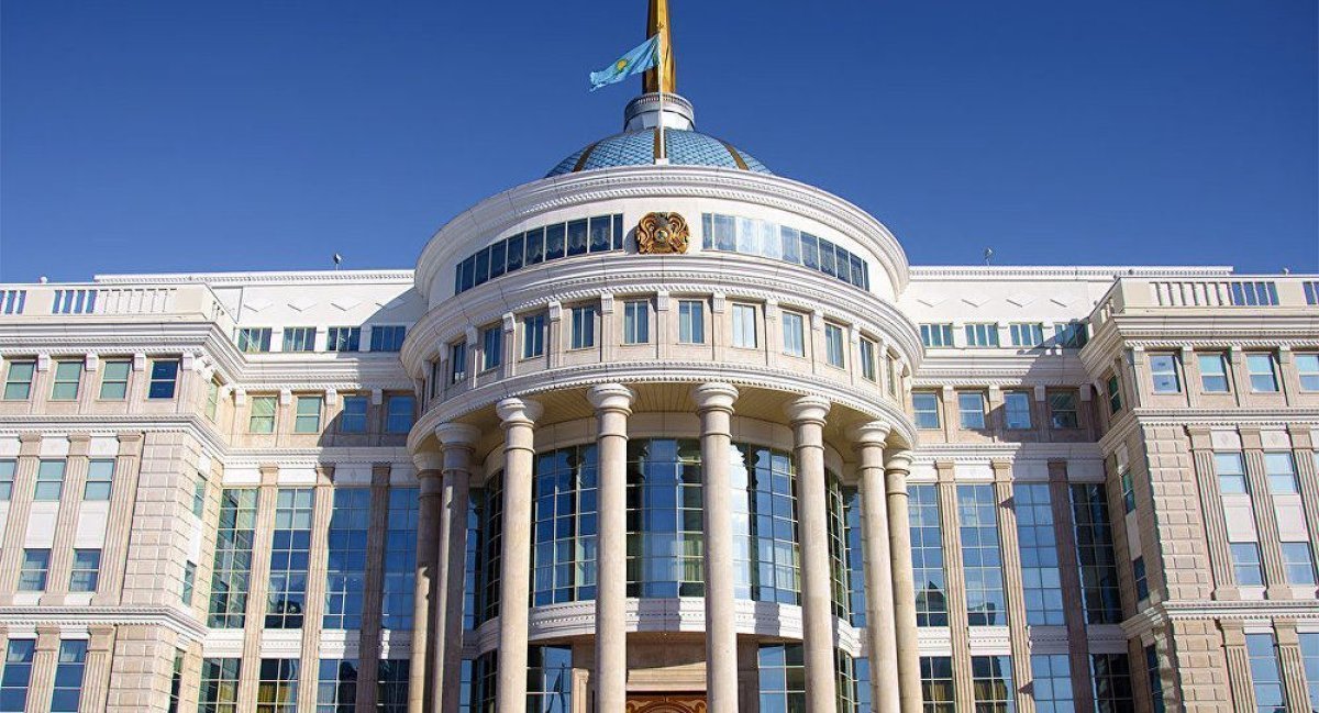 Глава государства провел консультации с премьер-министром и председателем Курултая.