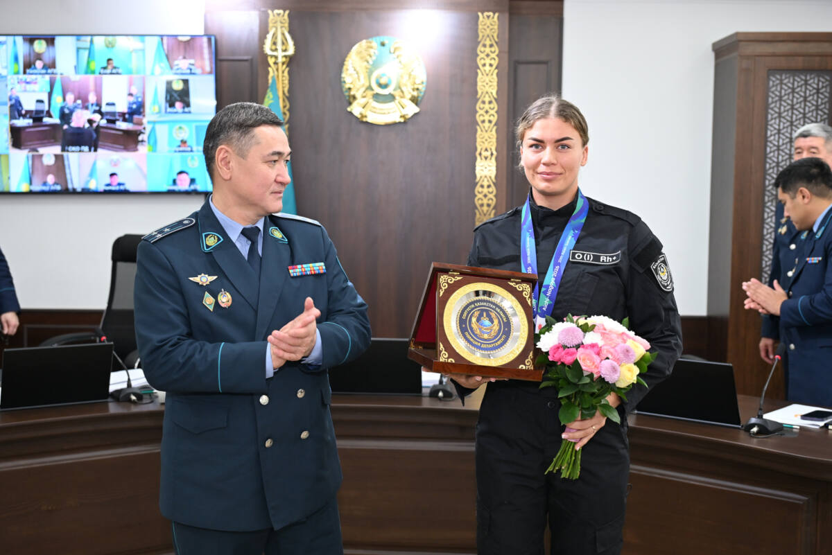 Солтүстік Қазақстан облысы полиция департаментінің бастығы Руслан Назаровтың Наталья Богданованы құттықтау сәтінен.
