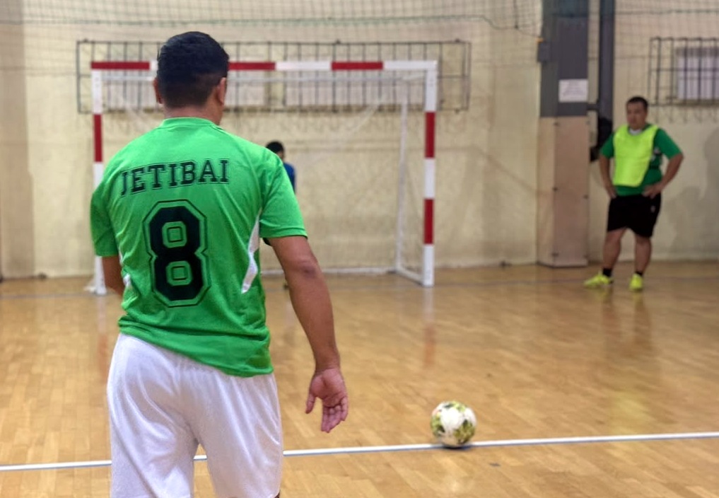 Жасыл жейде киген 8-нөмірлі футболшының алаңдағы көрінісі.