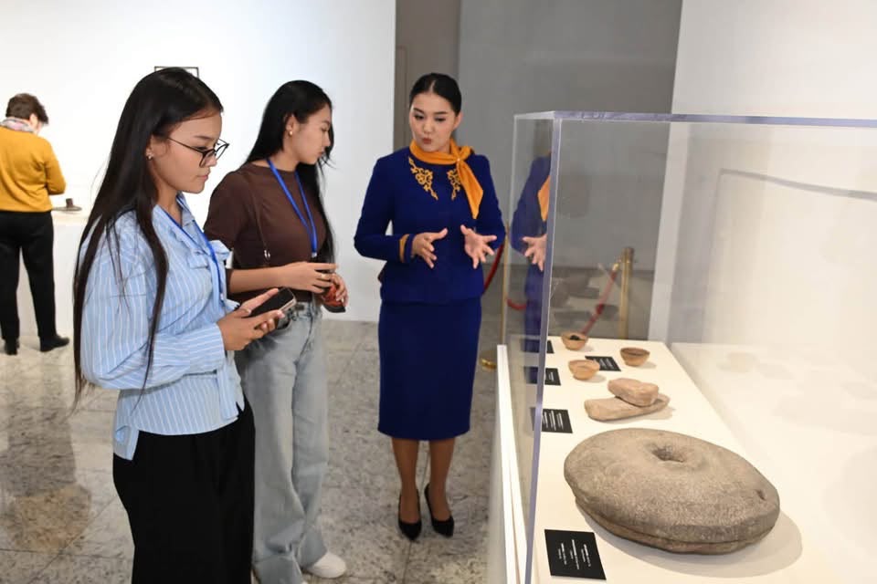 АСТАНАДАҒЫ ҰЛТТЫҚ МУЗЕЙ ТӨРІНДЕ КӨРМЕ АШЫЛДЫ