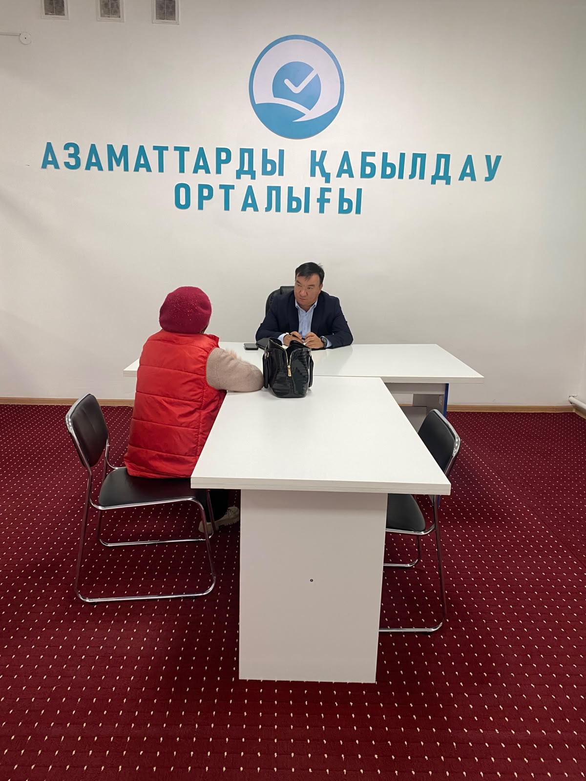 ҮШАРАЛ ҚАЛАСЫНЫҢ ӘКІМІ  ҚАЛА ТҰРҒЫНДАРЫН ЖЕКЕ МӘСЕЛЕЛЕРІ БОЙЫНША ҚАБЫЛДАДЫ