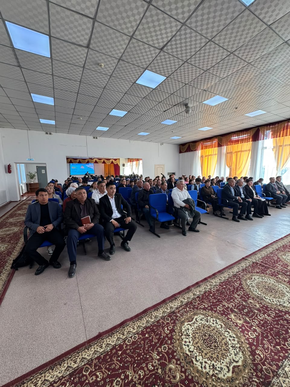 Жиынға жиналған адамдар тобы.