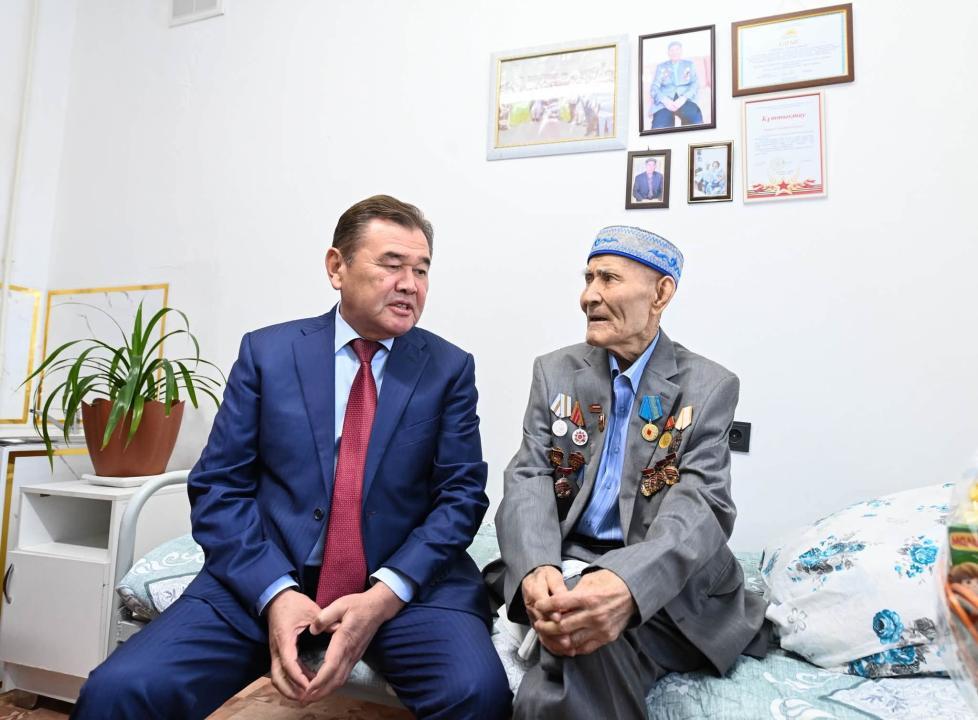Пожилых людей поздравили с праздником