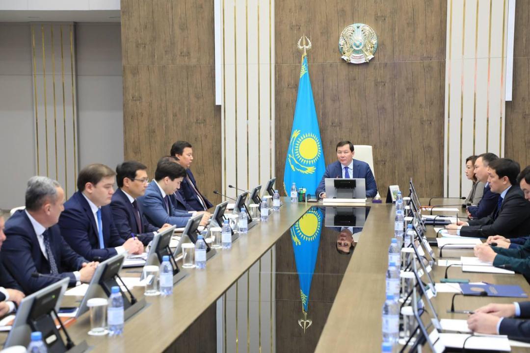 Қазақстан Республикасының Туы мен Елтаңбасы бар залда өткізіліп жатқан ресми кеңес.