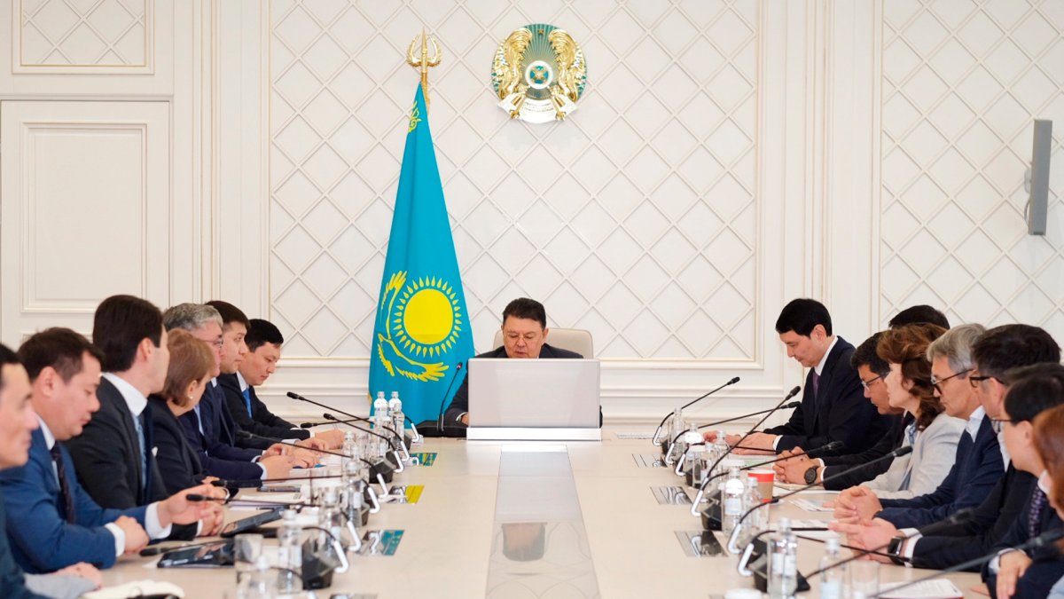 Канат Бозумбаев поручил привлечь больше банков к финансированию модернизации коммунальных сетей