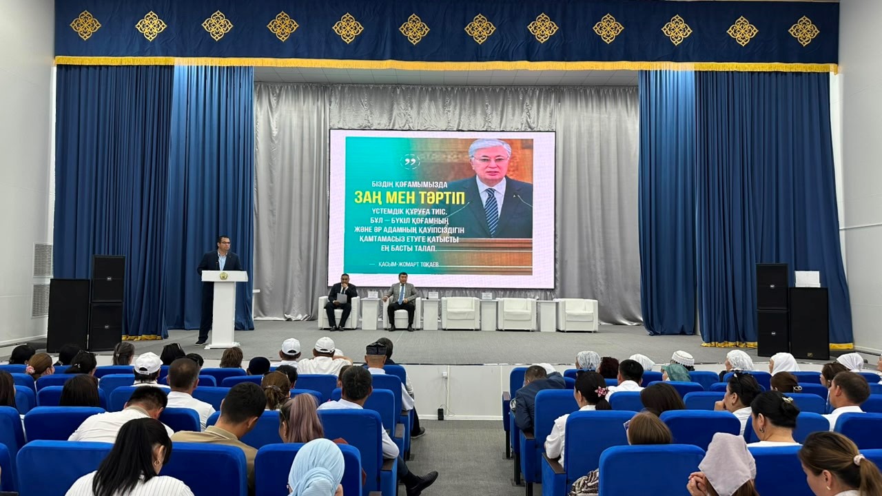 Мектеп ұжымдарына тәуекел топтағы балалармен  жұмыс істеу тәсілдері түсіндірілуде