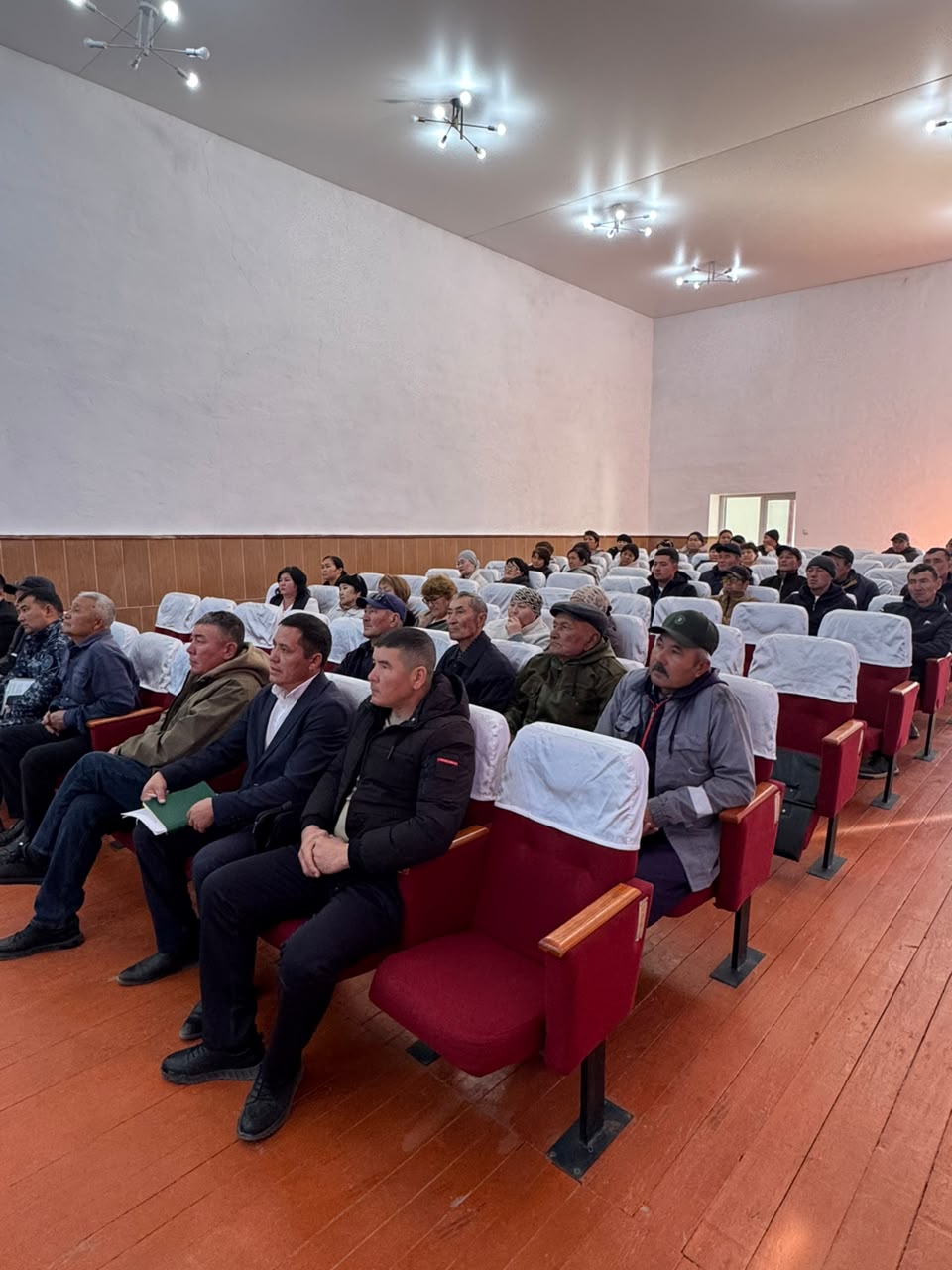 Залға жиналған адамдардың тобы.