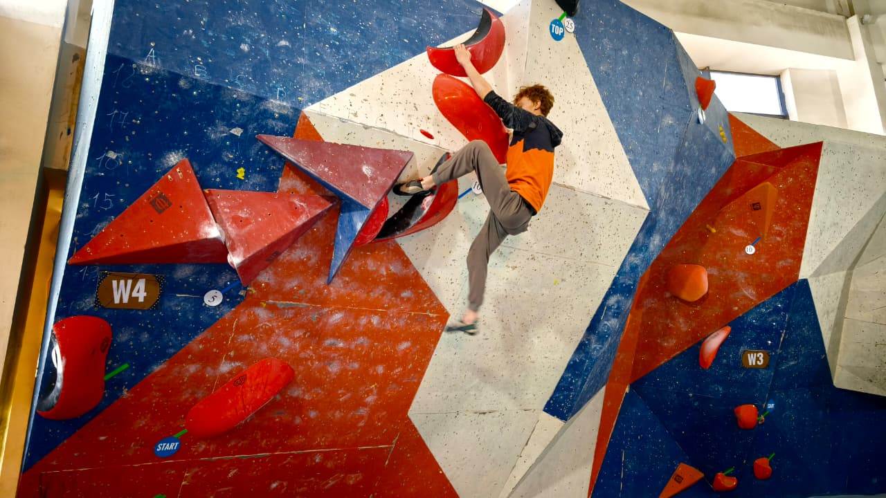 Қазақстанның үздік спорттық құзға өрмелеушілері Қарағандыда бақ сынап жатыр