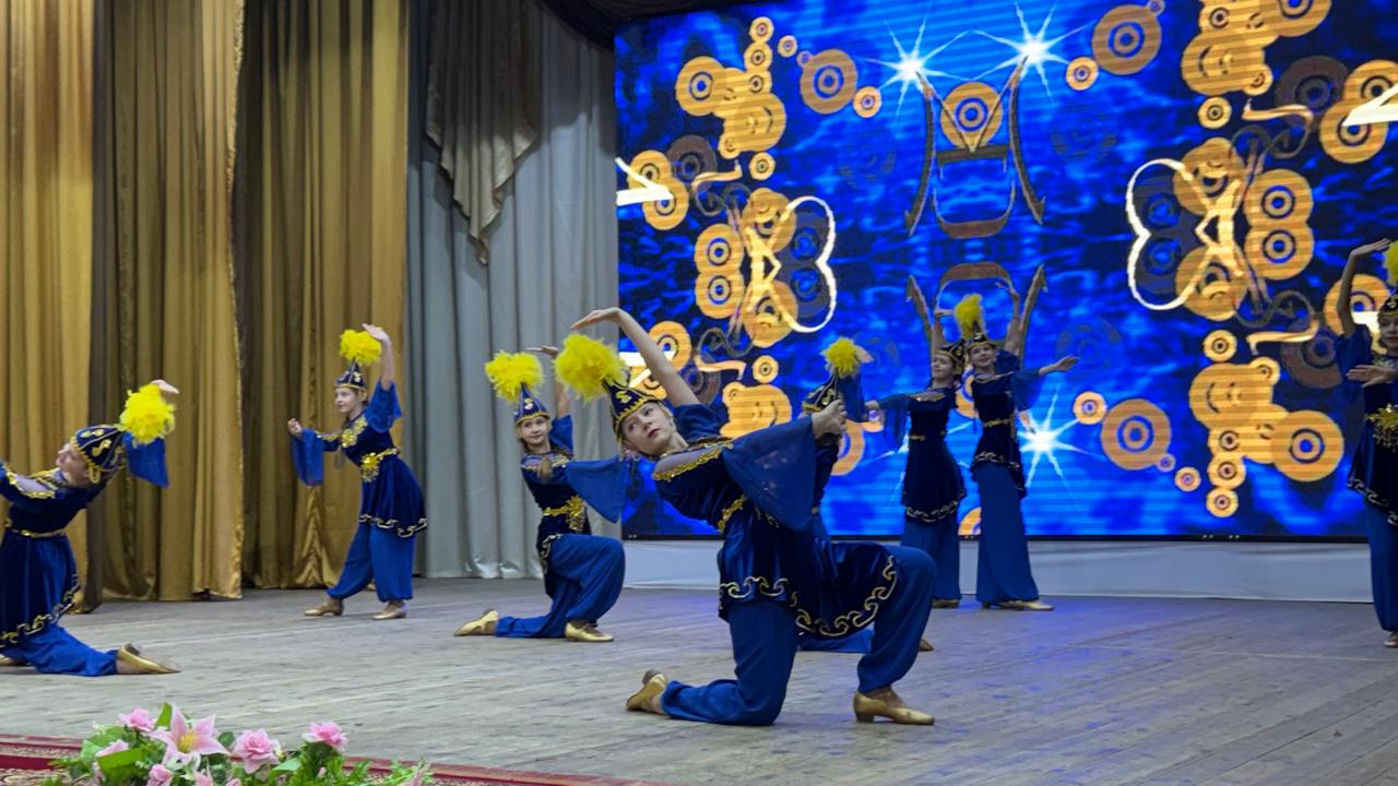 Көк киімді бишілердің сахнадағы ұлттық биісі.