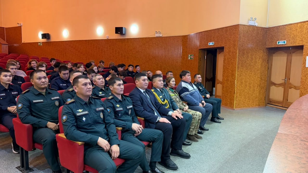 Залға жиналған әскери формадағы және азаматтық киімдегі адамдар.