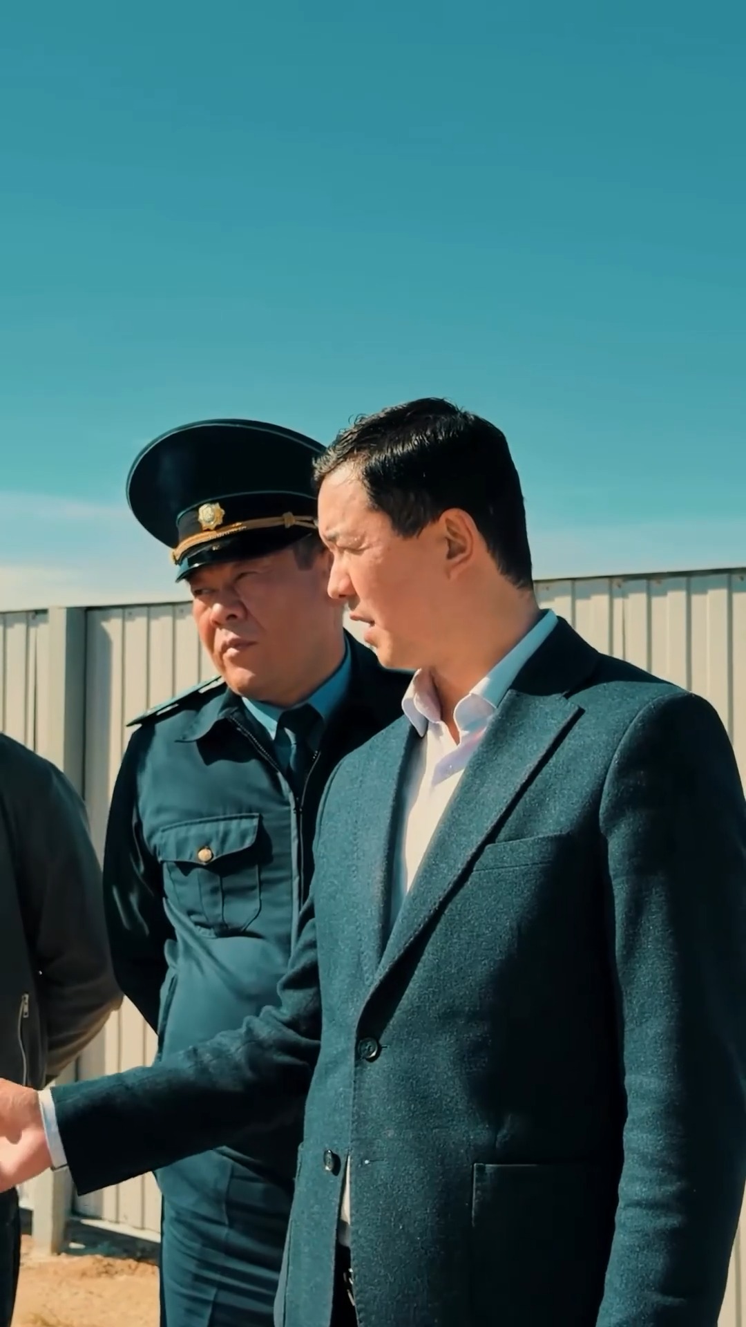 Костюм киген ер адам мен полиция қызметкері.