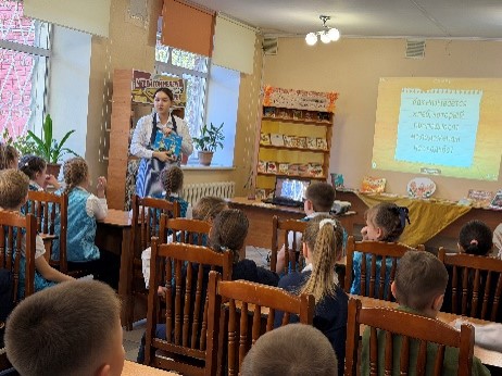 Сыныпта мұғалімнің оқушыларға сабақ жүргізіп жатқан сәті.