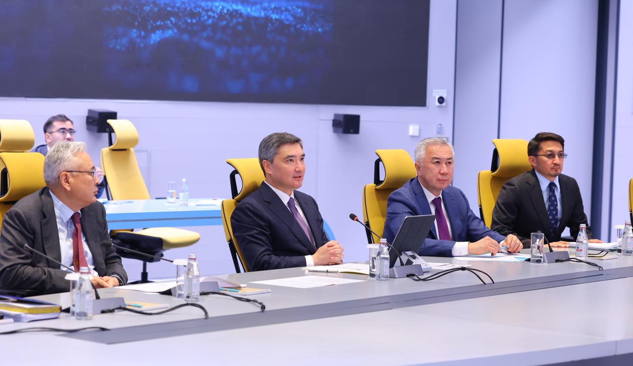 Олжас Бектенов еңбек және халықты әлеуметтік қорғау саласын цифрлық трансформациялау мәселелері бойынша кеңес өткізді