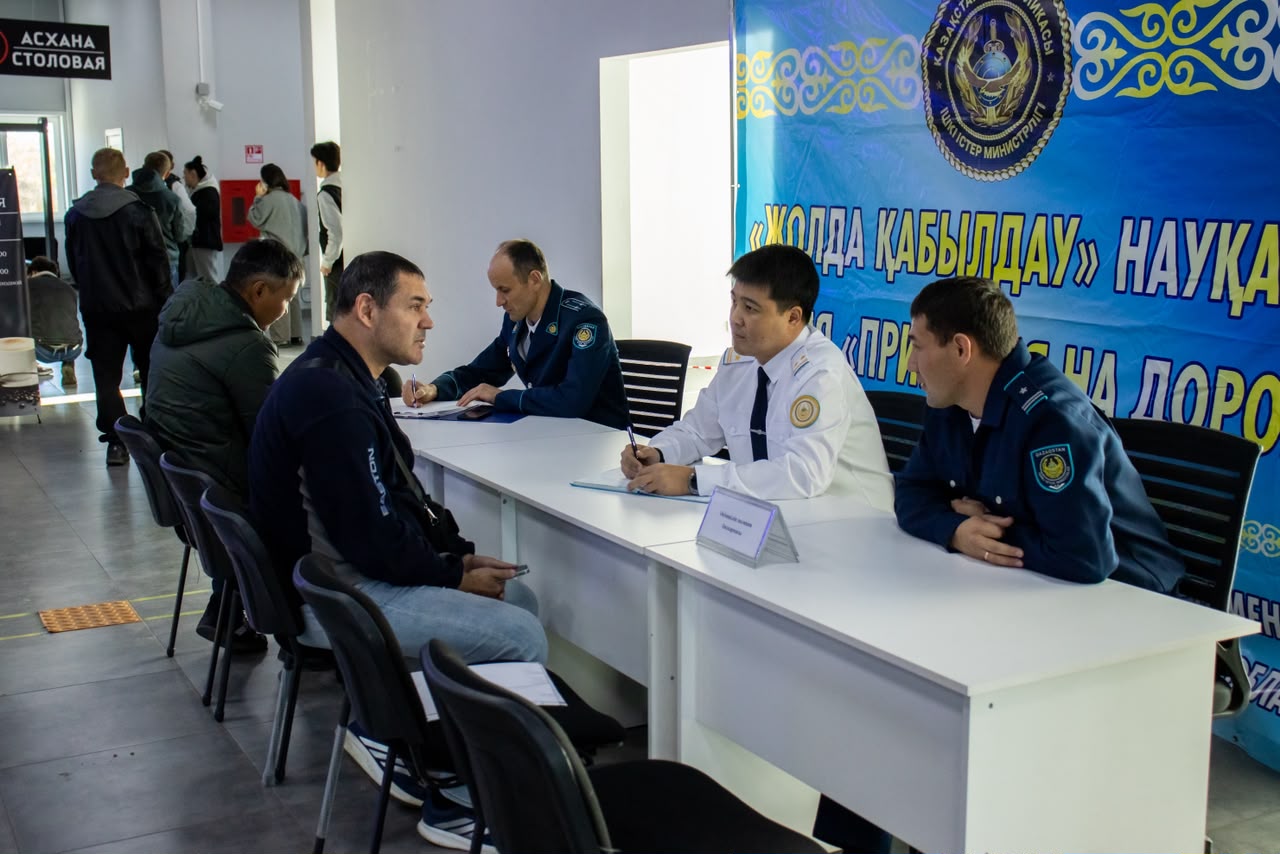 Бір күнде 100-ден астам өтініш: ШҚО-да «Жолдағы қабылдау» акциясы өтуде