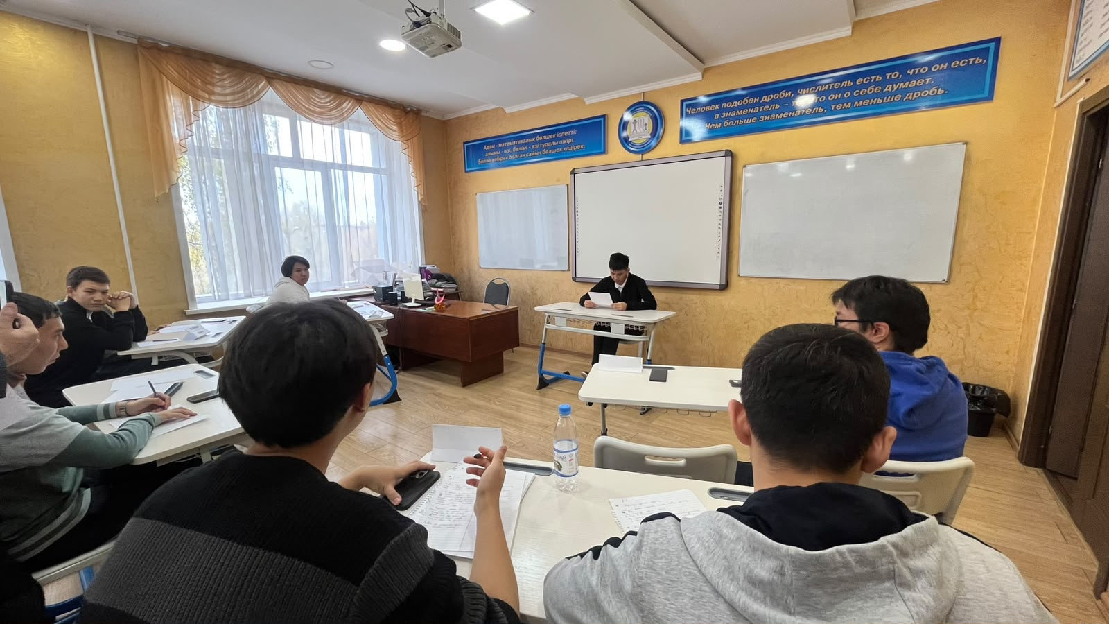 Сыныпта оқушылардың жиналып, сабаққа немесе семинарға қатысып отырғаны.