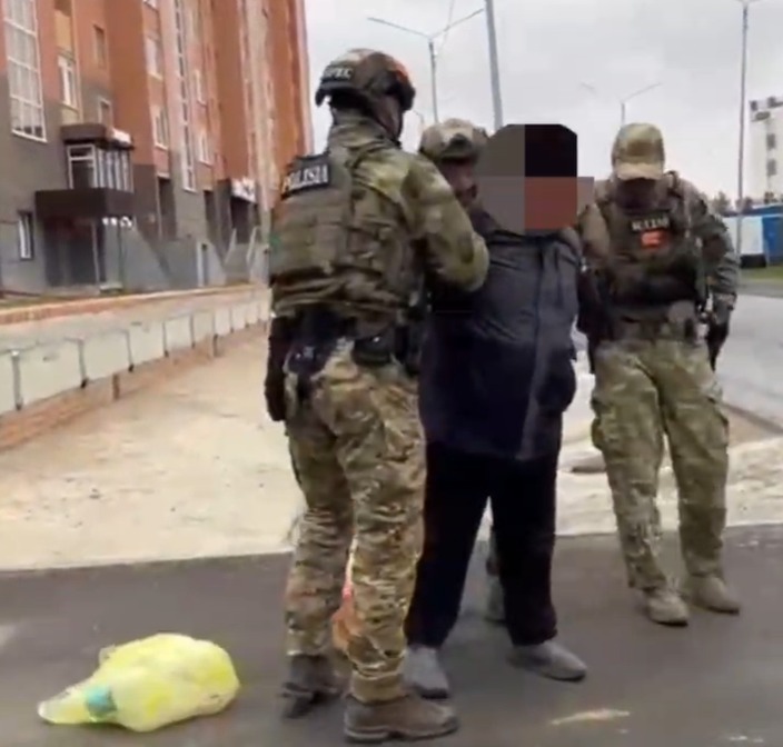 Есірткі ассортименті: Көкшетауда тыйым салынған заттардың ірі партиясымен қойма-ораушысы ұсталды