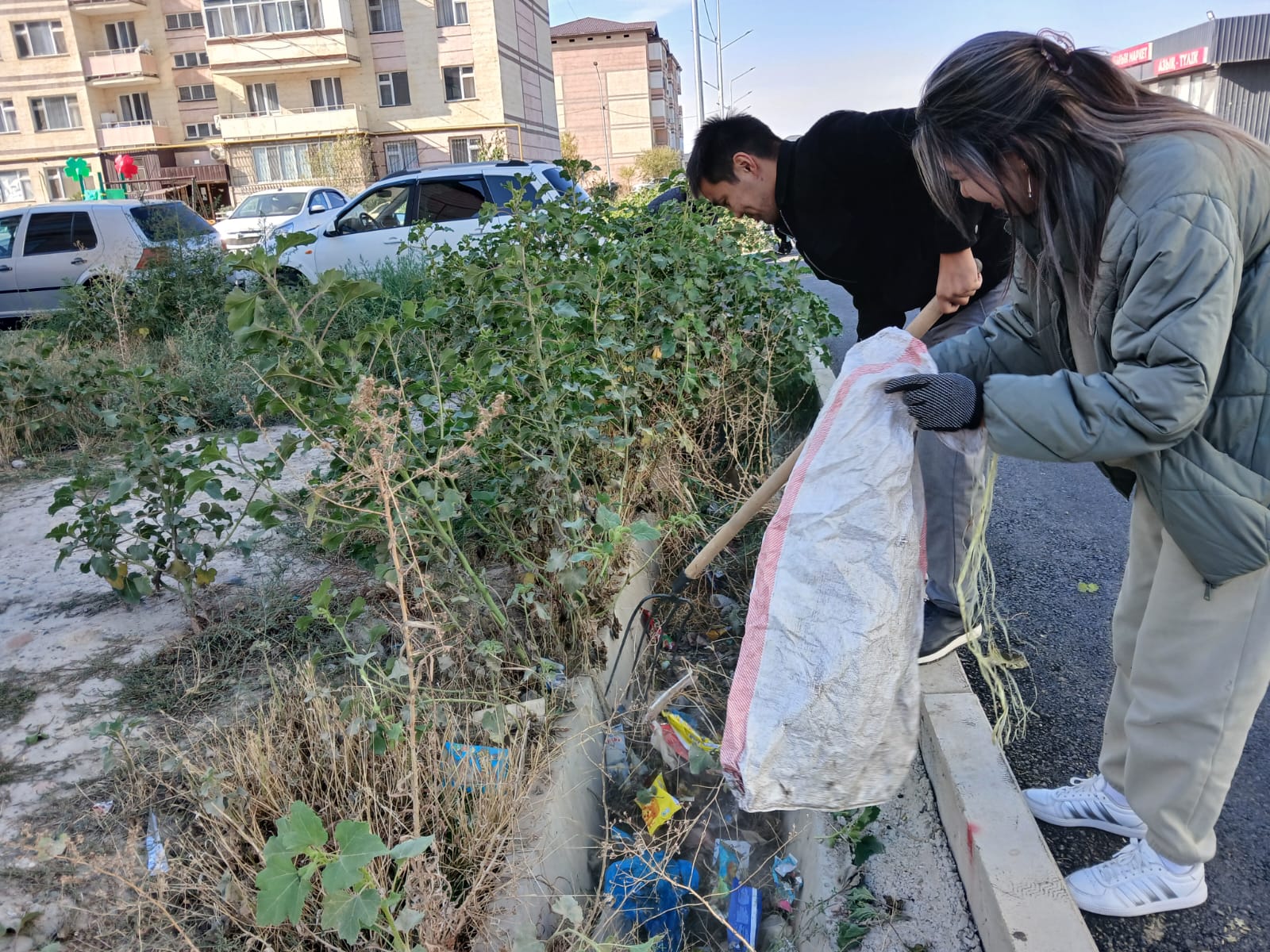 В Таразе,  в рамках республиканской экологической акции «Таза Қазақстан» проходит общегородской субботник.