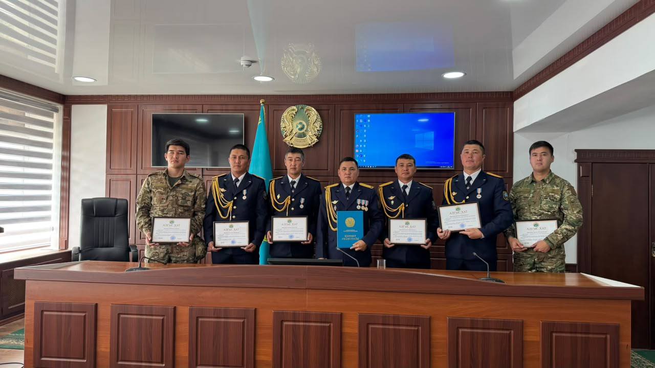 Марапат грамоталарын ұстаған әскери қызметшілердің топтық суреті.