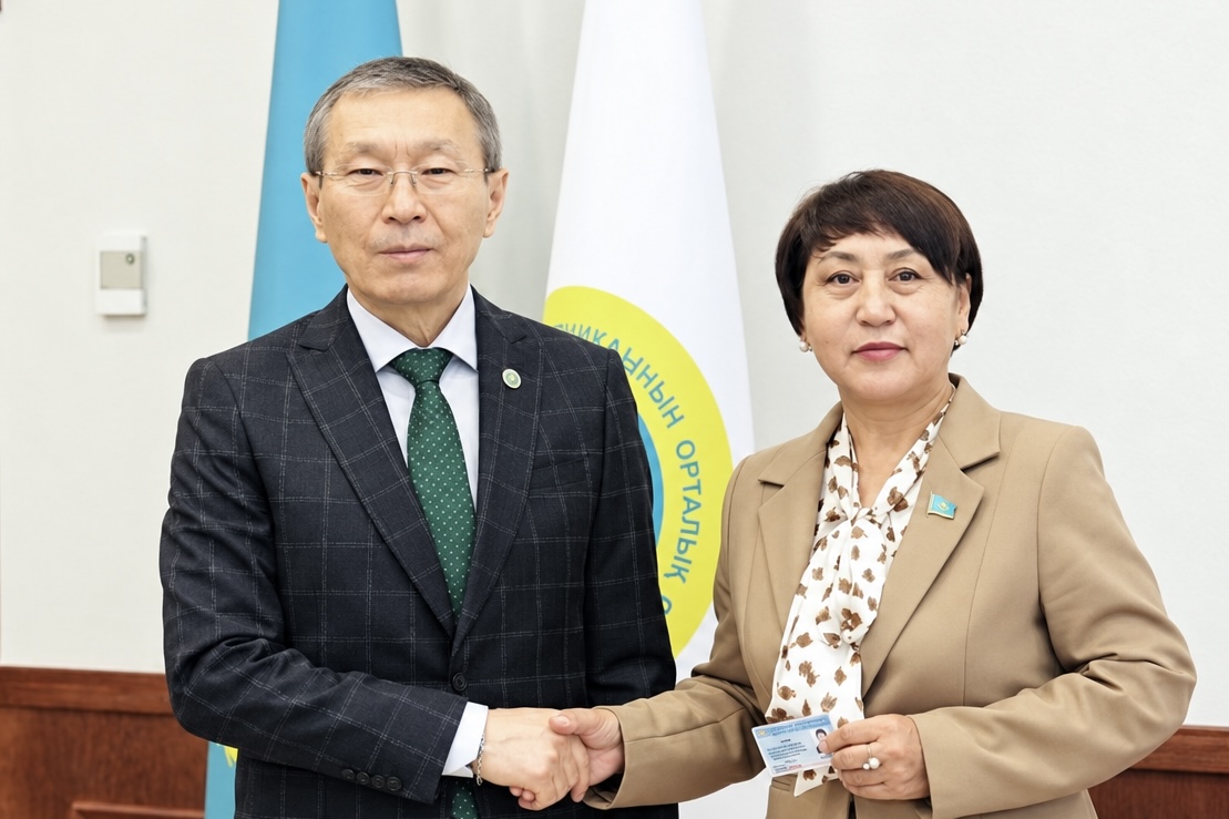 НҰРЛАН ӘБДІРОВ ҚҰРЫЛТАЙ ДЕПУТАТЫ ГҮЛНАР ТОЙЛЫБАЕВАҒА КУӘЛІК ПЕН ОМЫРАУҒА ТАҒАТЫН БЕЛГІ ТАБЫСТАДЫ