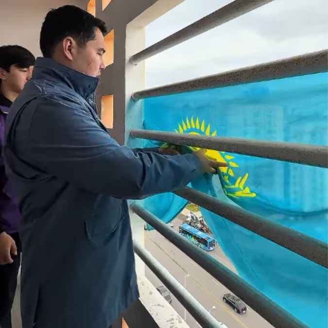 Государственные флаги украшают здания столицы