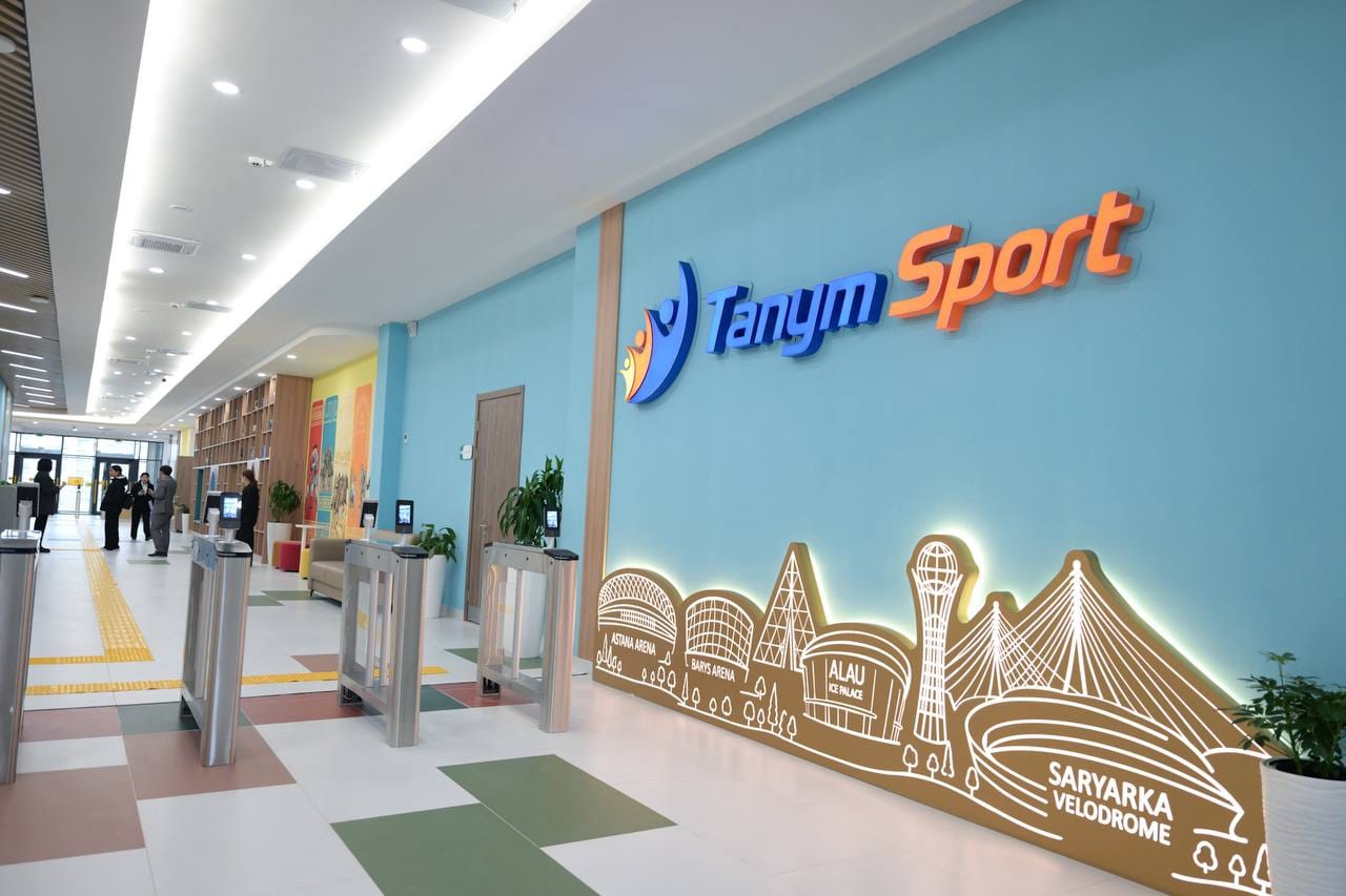 «Tanym Sport» орталығының кіреберісі және қабылдау аймағы.