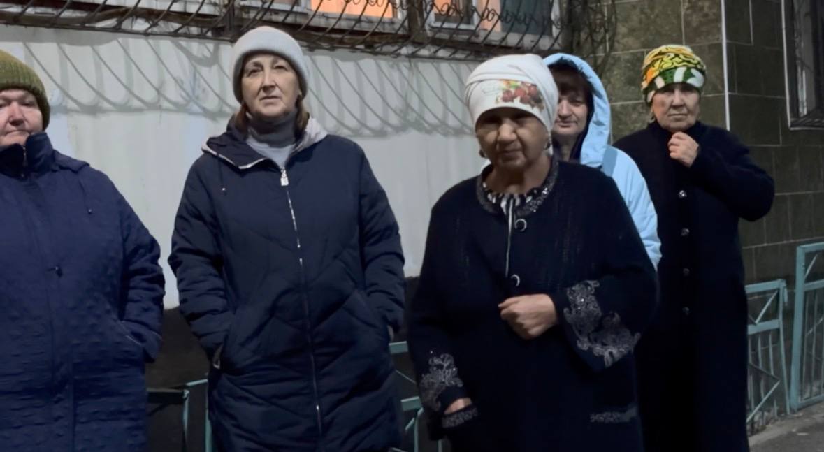 Жетісу облысының полиция қызметкерлері «Қауіпсіз аула» жедел-профилактикалық іс-шарасы аясында тұрғындармен аула кездесулерін өткізуді жалғастыруда.