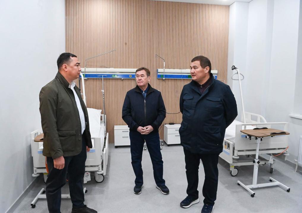 Аурухана палатасында тұрған үш ер адам.
