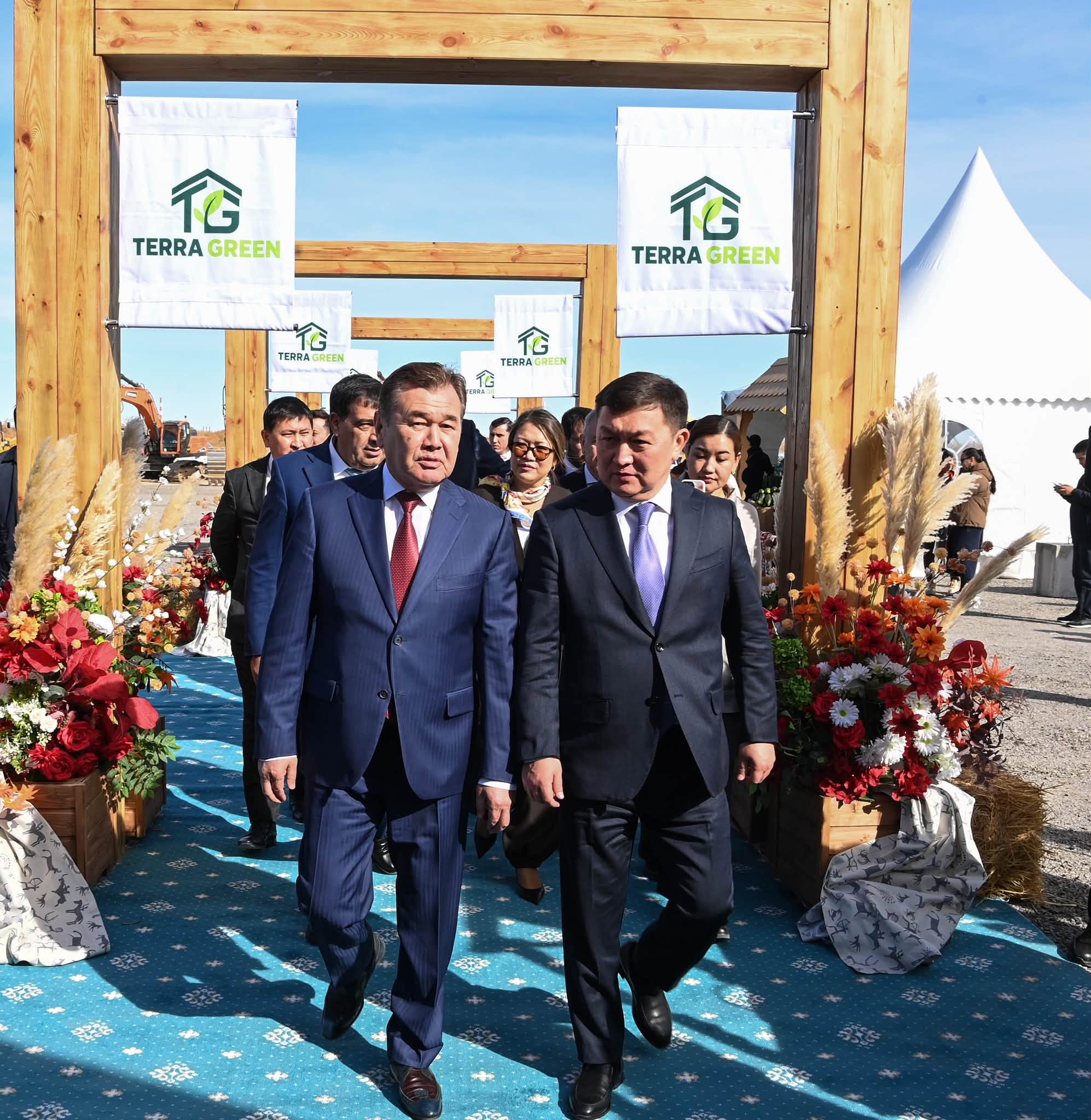Terra Green компаниясының іс-шарасын аралап жүрген қонақтар.