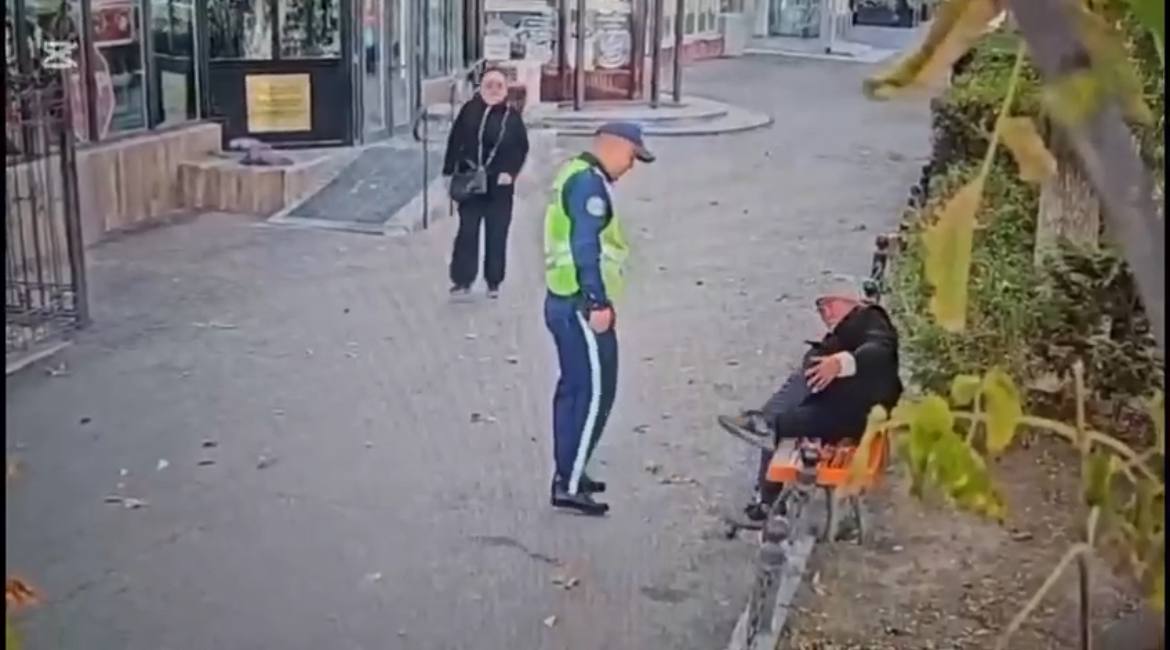Полиция қызметкерлері қоғамдық тәртіпті сақтау және азаматтардың қауіпсіздігін қамтамасыз ету мақсатында қоғамдық орындарда құқық бұзушылықтарды анықтау және олардың алдын алу жұмыстарын жалғастыруда.