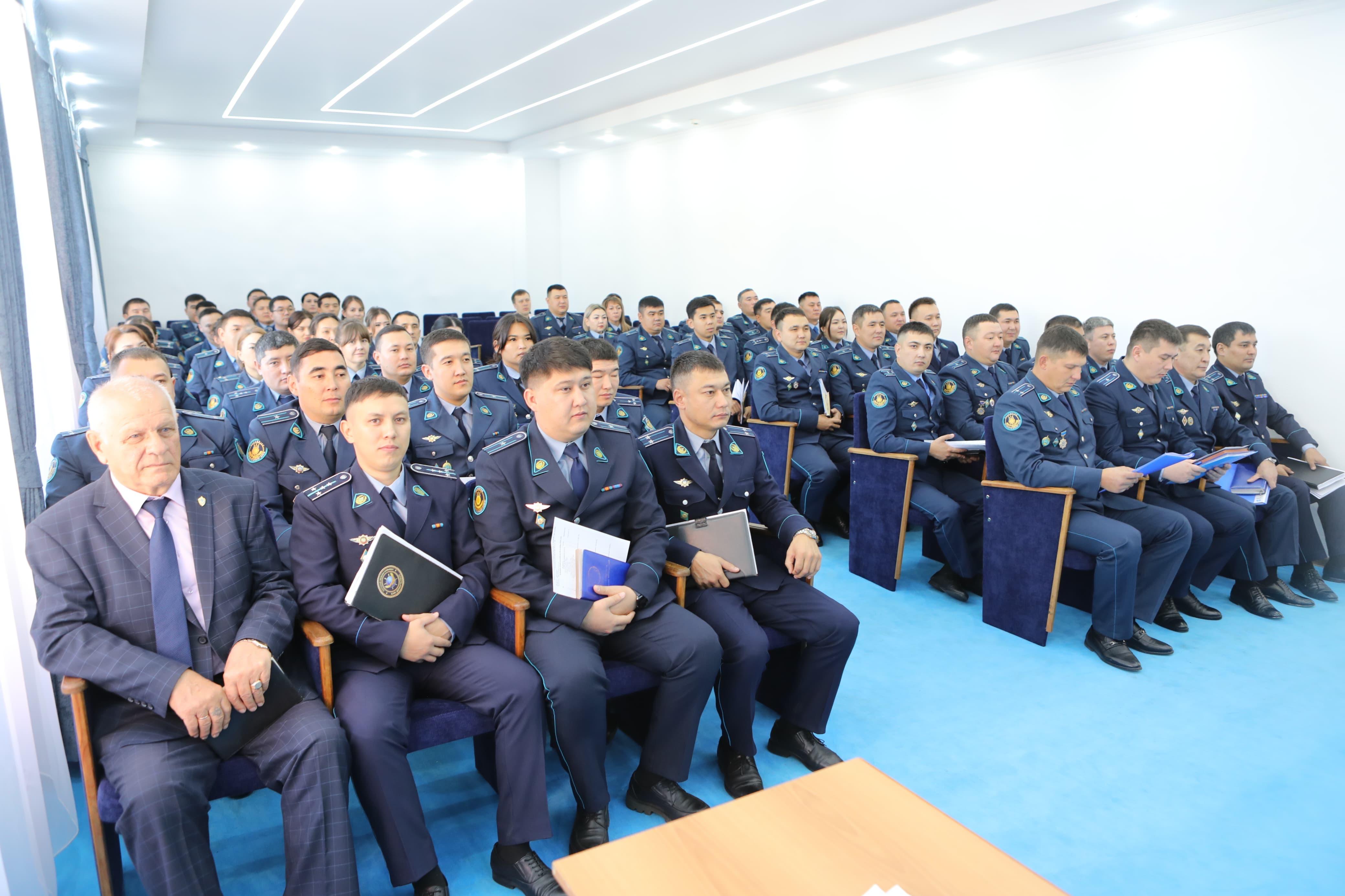 Қостанай облысы бойынша Қылмыстық-атқару жүйесі департаментінде ағымдағы жылдың тоғыз айының қорытындысы бойынша Департамент бастығы, әділет полковнигі Алтынбек Қалиевтің төрағалығымен кеңейтілген жедел кеңес өтті.