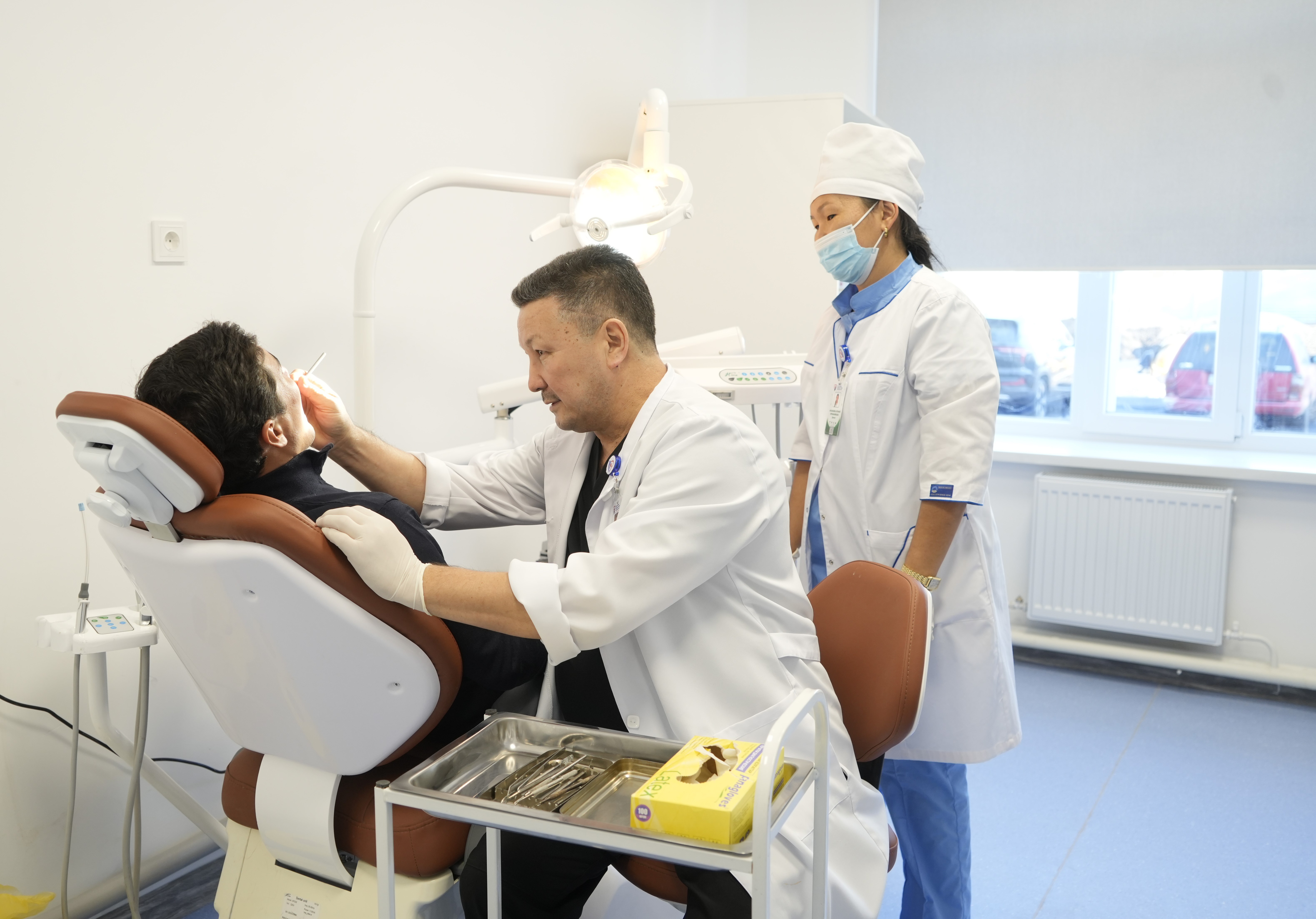 Стоматология кабинетінде дәрігердің пациентті емдеу процесі.