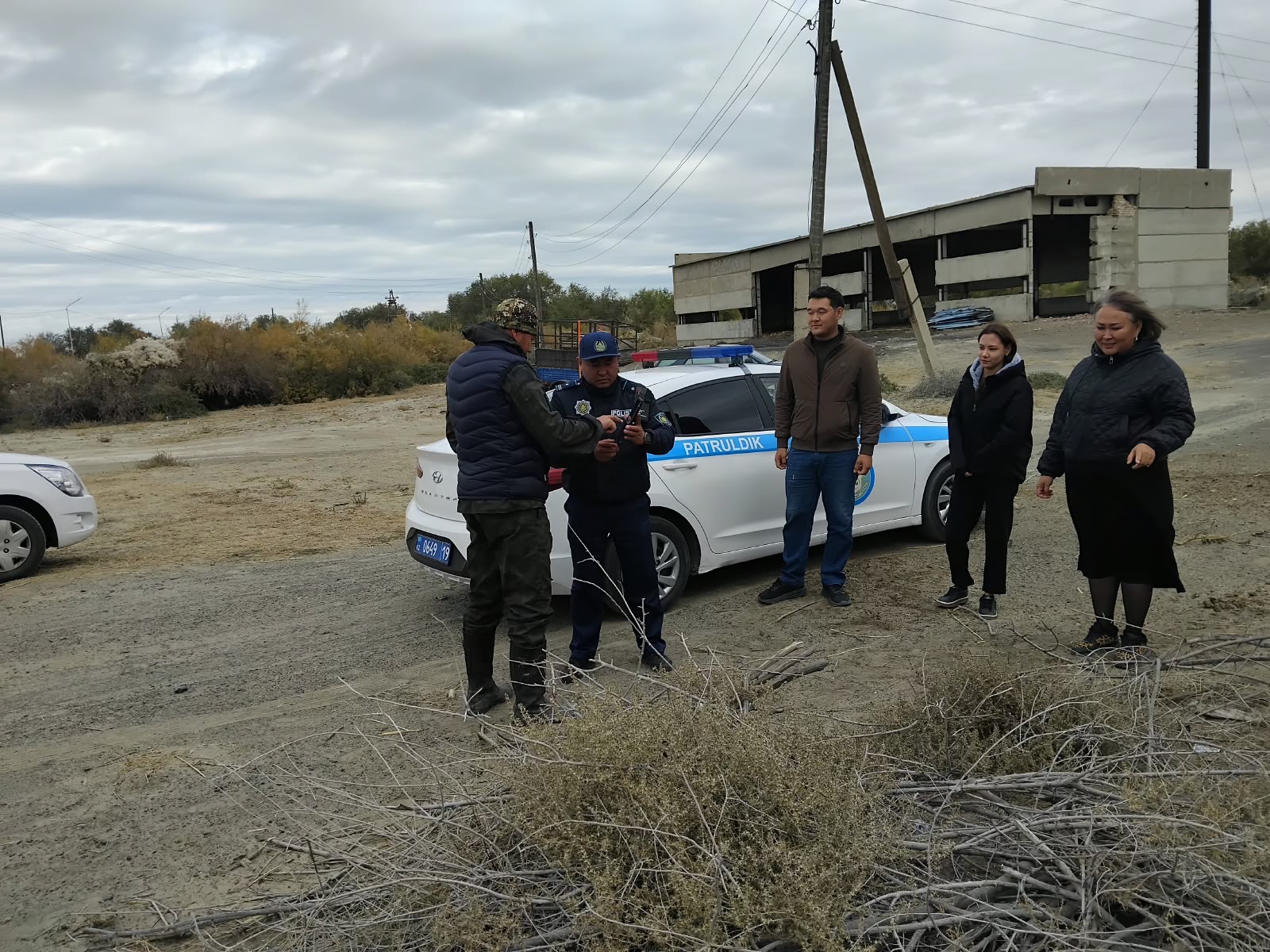 В сельском округе Карашыган при участии акима села и участкового инспектора полиции в рамках принципа «Закон и порядок» и экологической акции «Таза Қазақстан» («Чистый Казахстан») была проведена разъяснительная работа.