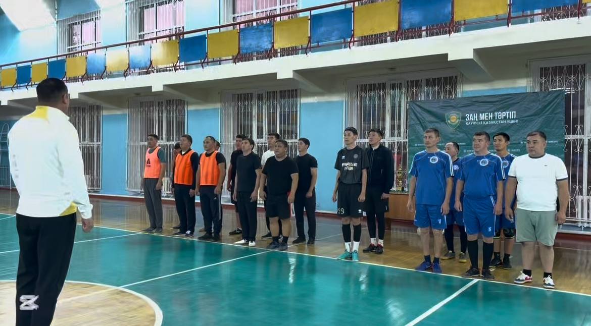 В Текели полицейские отметили День Республики футбольным матчем
