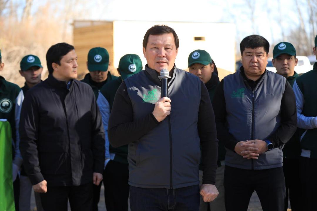 🌳 Ақтөбенің экосаябағында «Таза Қазақстан» акциясы аясында оқушылар 100 қайың отырғызды