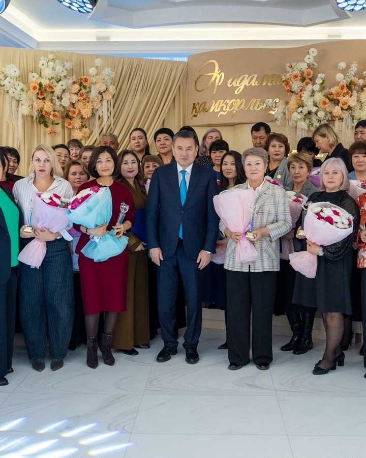Өскемен қаласында Әлеуметтік қызметкер күніне арналған салтанатты іс-шара өтті.