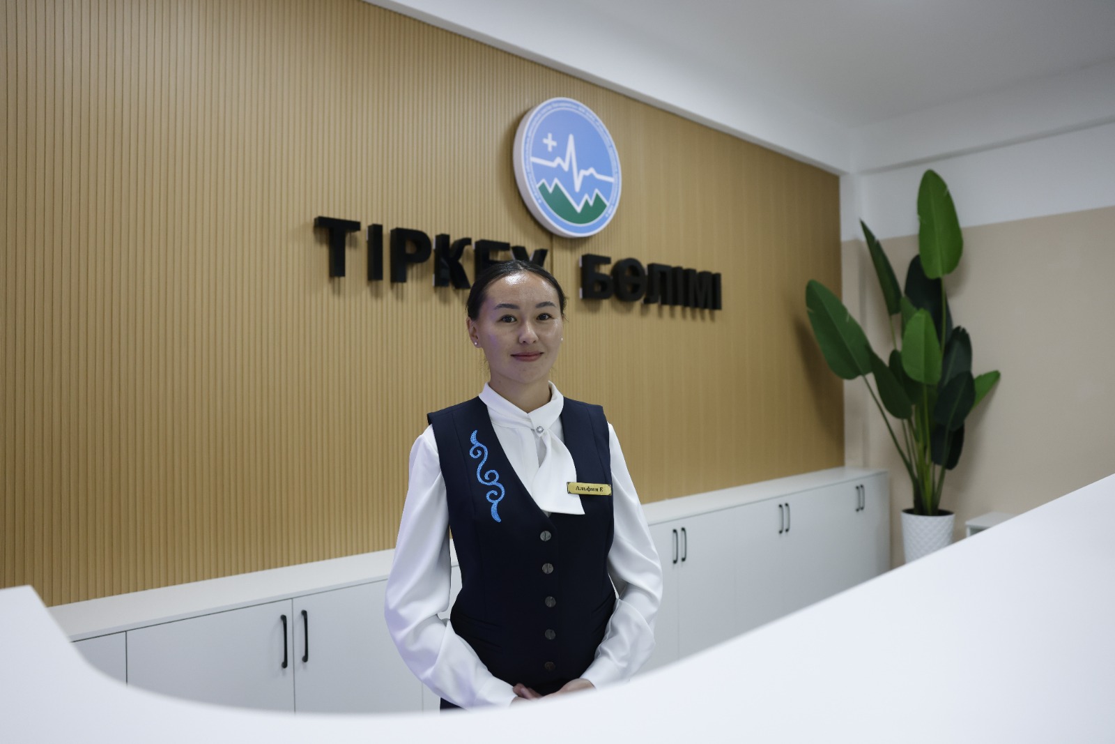 Тіркеу бөліміндегі әкімшілік форма киген қызметкер.