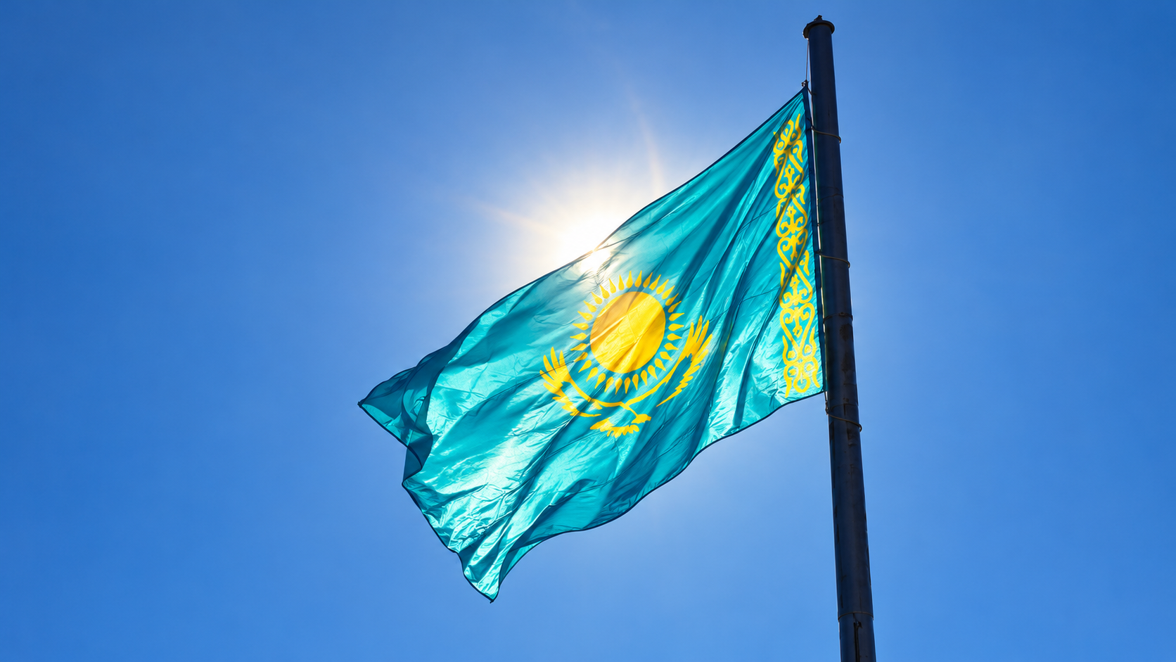 Көк аспан астында желбіреген Қазақстан Республикасының мемлекеттік туы.