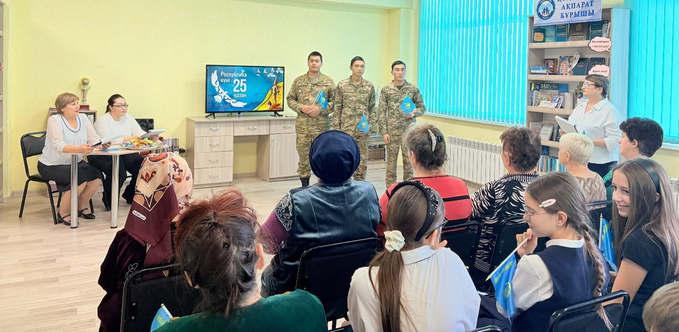 Іс-шарадан түсірілген, ұйымдастырушылар мен қатысушылар бейнеленген топтық фотосурет
