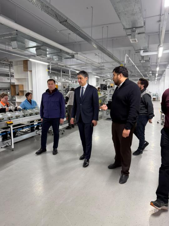 Өндіріс цехындағы делегацияның жұмыс барысымен танысуы.