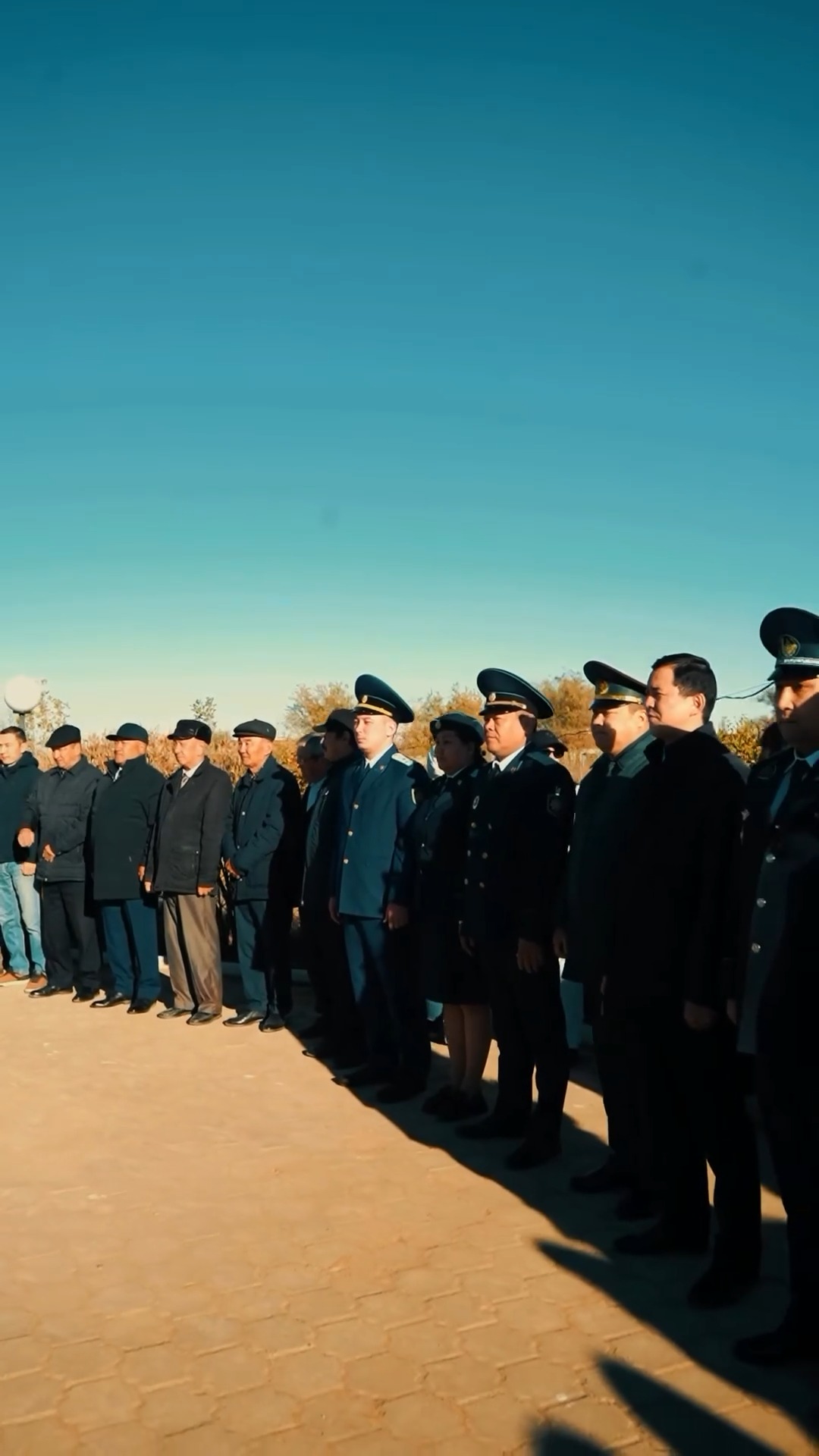 Форма киген құқық қорғау органдары қызметкерлерінің саптығы.