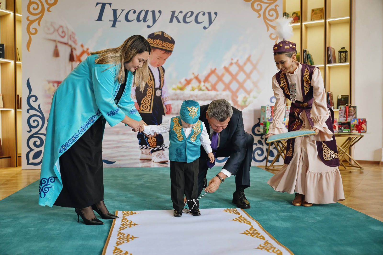 Республика күні сәбилер үйінің тәрбиеленушілерінің тұсауы кесілді