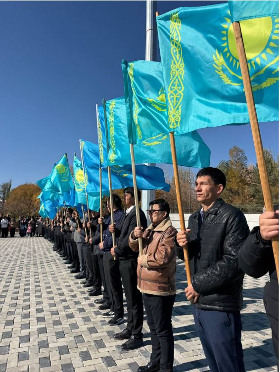 МЕМЛЕКЕТТІК ТУ КӨККЕ КӨТЕРІЛДІ