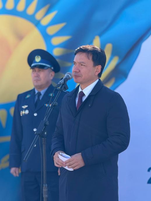 ГОСУДАРСТВЕННЫЙ ФЛАГ ПОДНЯТ В НЕБО