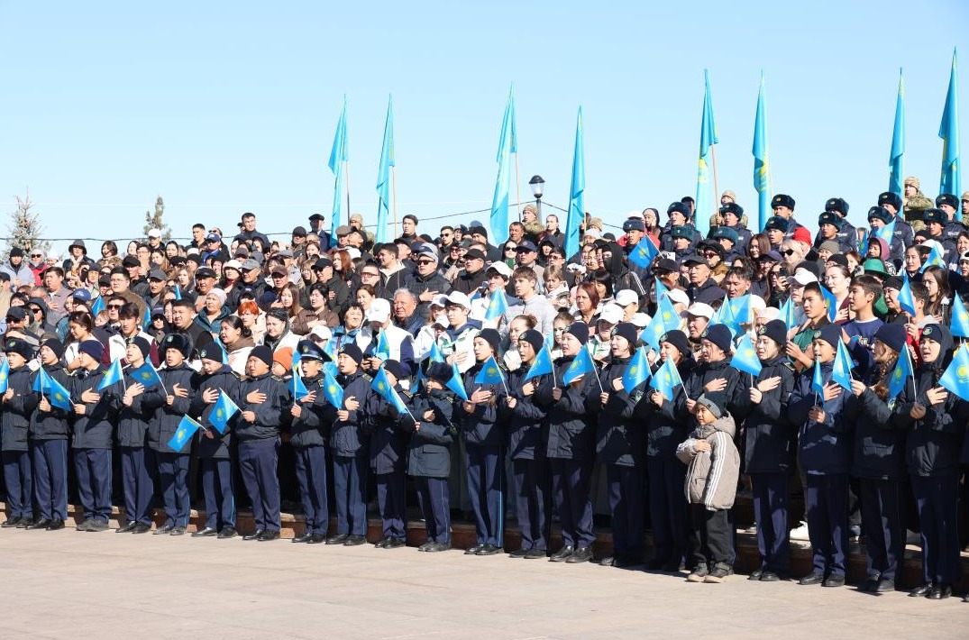 Жетісу облысында Республика күніне орай 43 ту тұғырында Мемлекеттік Ту көтерілді