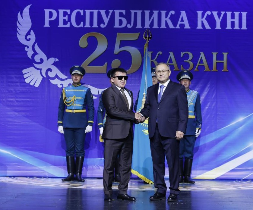 Қазан қаласында өткен Республика күніне арналған іс-шарада екі ер адамның қол алысуы.