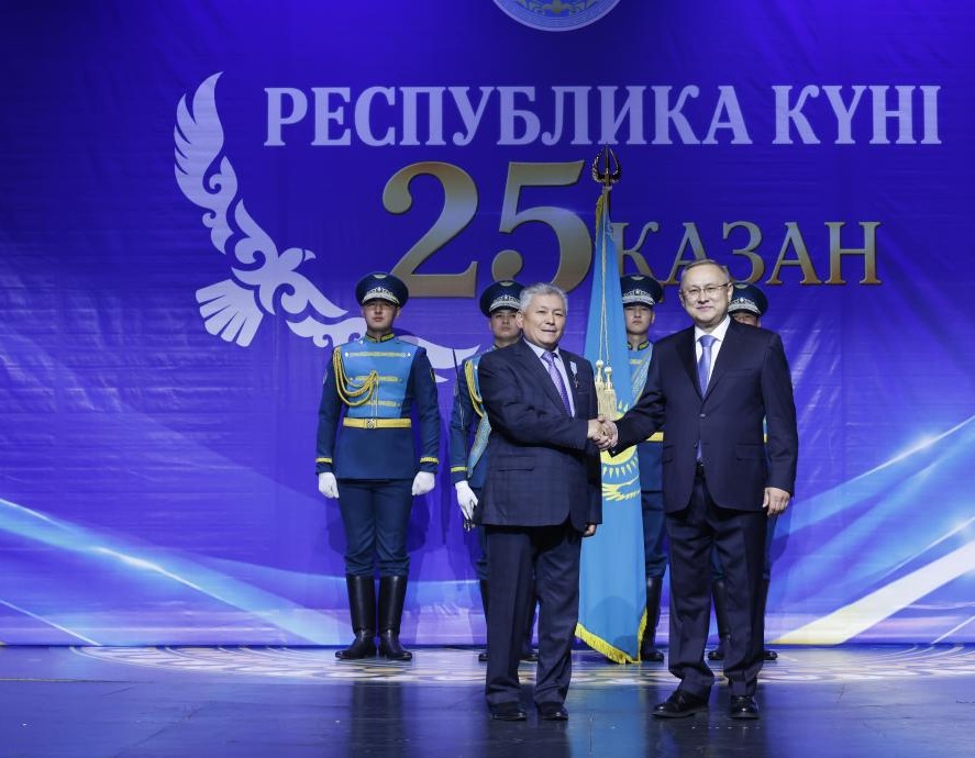 Қазақстан Республикасының 25 жылдығына арналған салтанатты іс-шарада қол алысып тұрған екі мемлекеттік қайраткер.