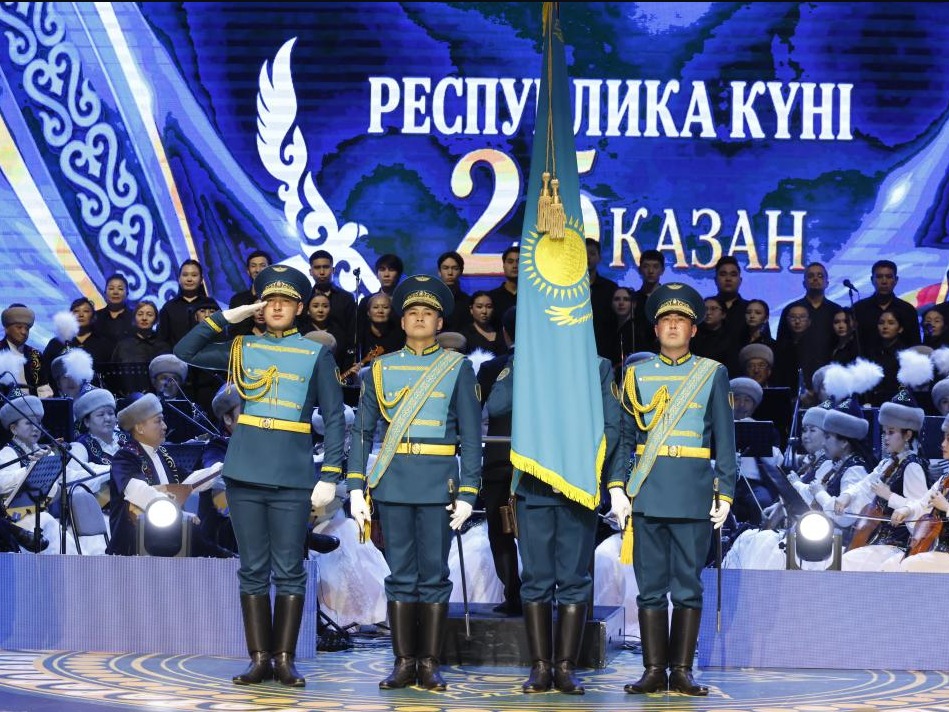 Қазанда өткен Республика күніне арналған салтанатты іс-шарадағы Қазақстан туын ұстаған құрметті күзетшілер.