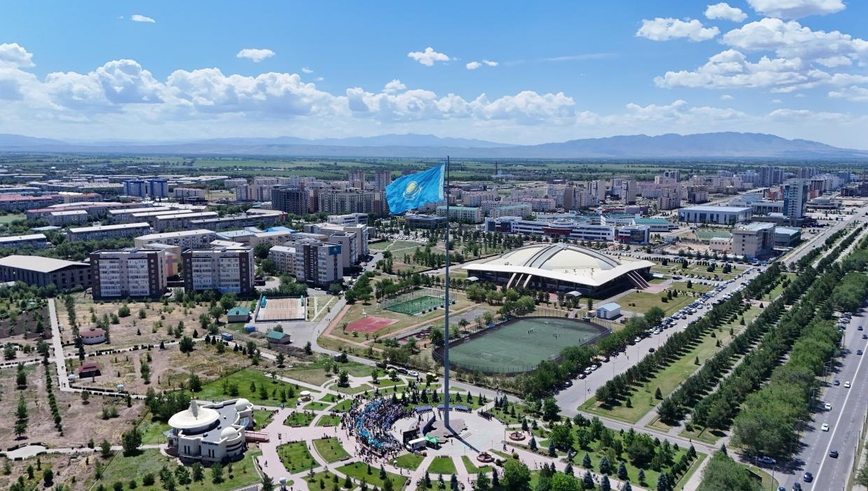 Қазақстан туы желбіреген қаланың жоғарыдан көрінісі.