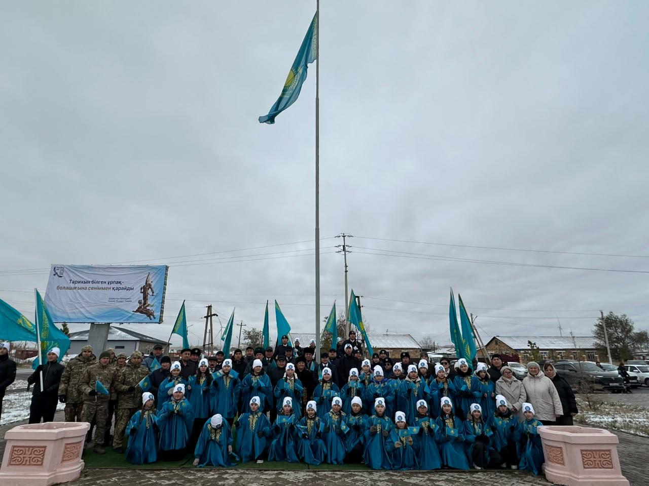 Республика күніне орай аудан әкімдігінің алдындағы алаңда Осакаров ауданының бас Мемлекеттік туын салтанатты түрде көтеру рәсімі өтті
